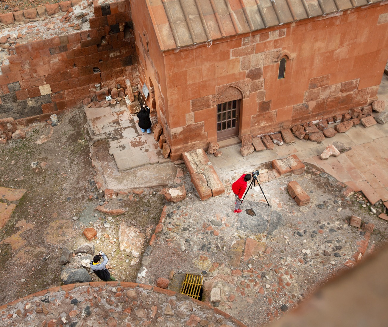 Equipo TUMO en una excursión de exploración del patrimonio, Fortaleza Dashtadem, Aragatsotn, Armenia. Visualización por TUMO, Centro de Tecnologías Creativas.
